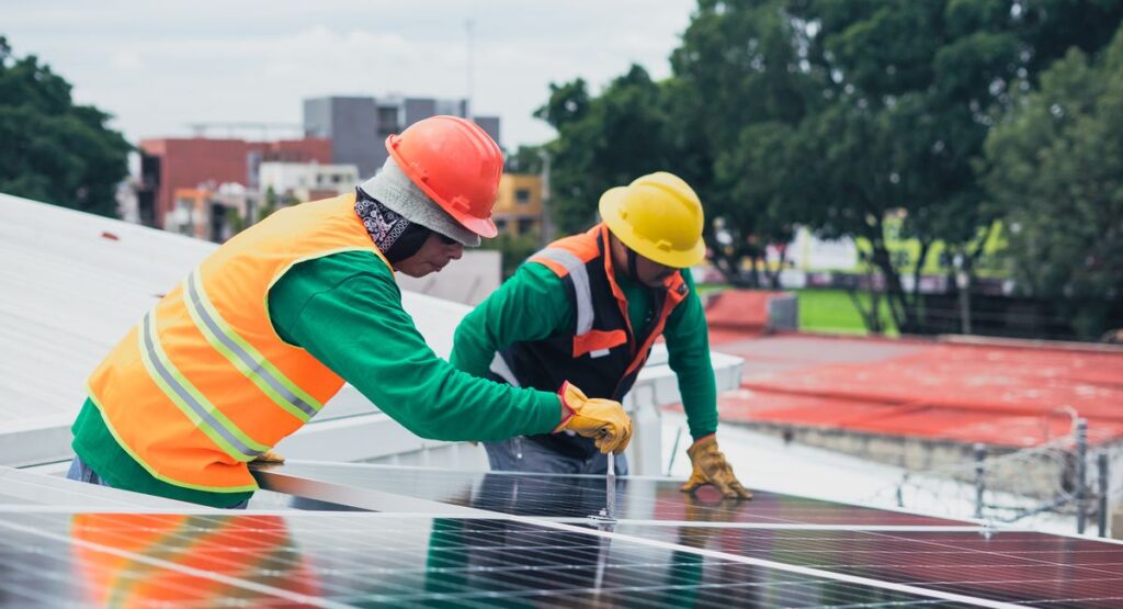 Capteurs solaires thermiques sur toiture inclinée en journée ensoleillée
