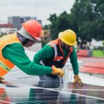 L'énergie solaire thermique expliquée sans le vernis commercial Capteurs solaires thermiques sur toiture inclinée en journée ensoleillée
