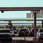 Votre batterie solaire vous coûte-t-elle plus qu'elle ne vous rapporte ? Panneaux solaires installés sur toiture avec batterie de stockage lithium en façade