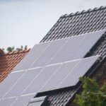 Énergie solaire : ce que les avantages et les inconvénients réels vous coûtent vraiment Panneaux solaires photovoltaïques installés sur toiture maison individuelle en France