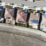 L'autoconsommation partagée expliquée sans détours Panneaux solaires sur toiture collective avec compteurs électriques partagés entre voisins