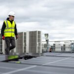 Revente du surplus solaire : ce que les tarifs officiels ne disent pas Panneaux solaires sur toiture résidentielle avec compteur de production photovoltaïque