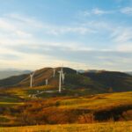 Tout ce qu'on ne vous dit pas vraiment sur l'énergie éolienne Parc éolien terrestre au coucher du soleil avec turbines en rotation