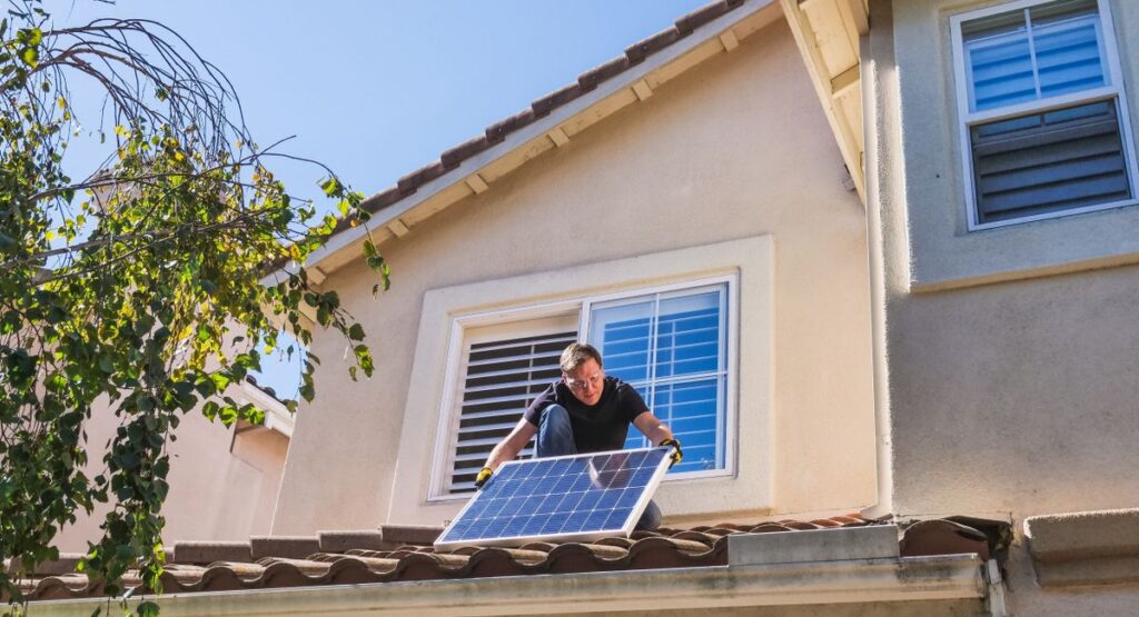 Installation de capteurs solaires thermiques sur toit pour chauffage de piscine extérieure