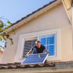 Installation de capteurs solaires thermiques sur toit pour chauffage de piscine extérieure
