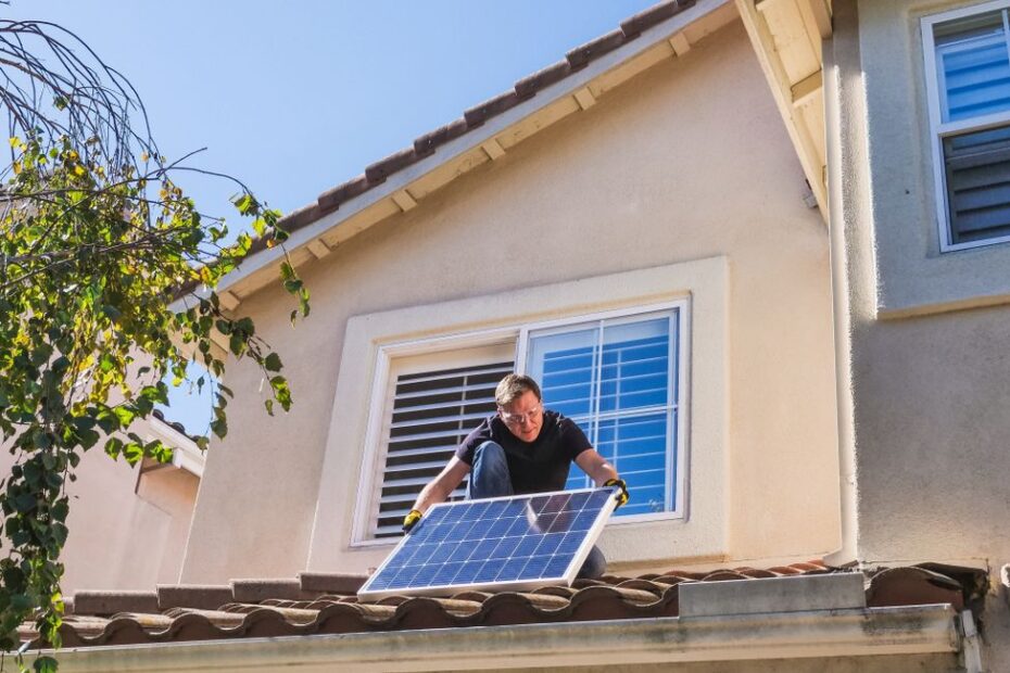 Installation de capteurs solaires thermiques sur toit pour chauffage de piscine extérieure