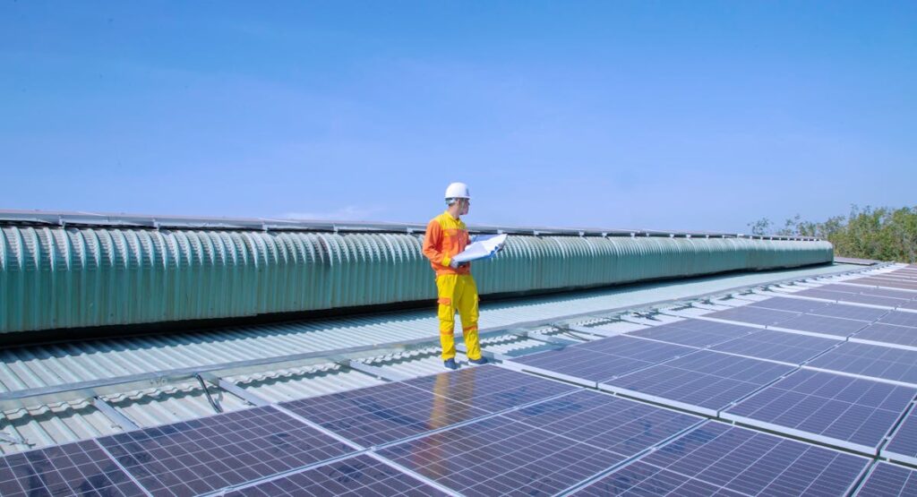 Technicien installant des panneaux solaires sur toiture résidentielle en France