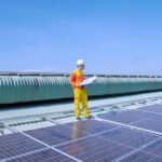 Technicien installant des panneaux solaires sur toiture résidentielle en France