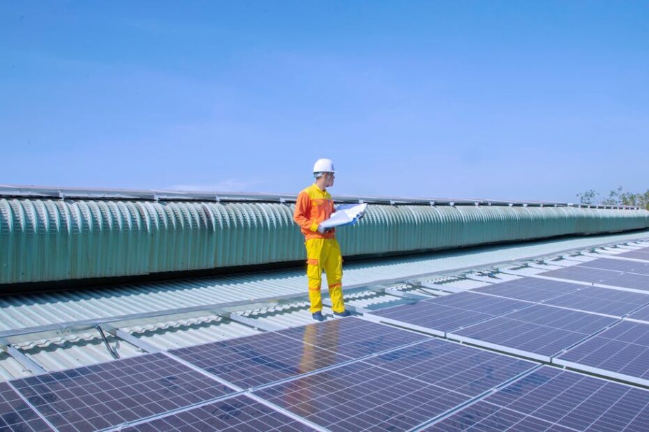 Technicien installant des panneaux solaires sur toiture résidentielle en France