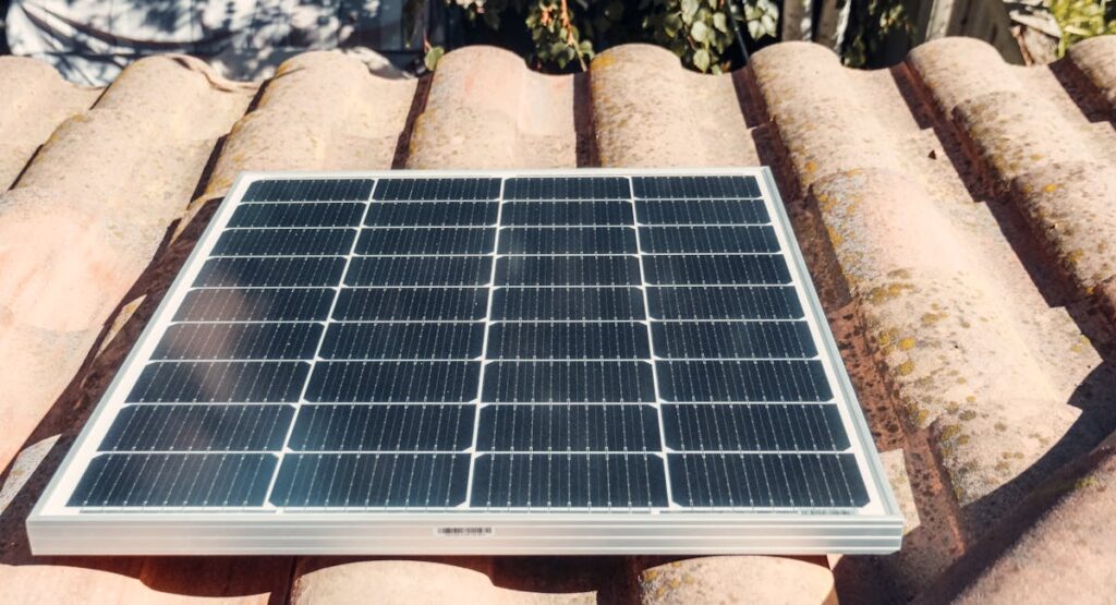 Batterie lithium LiFePO4 connectée à des panneaux solaires 6000W sur toiture