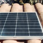 Batterie lithium LiFePO4 connectée à des panneaux solaires 6000W sur toiture