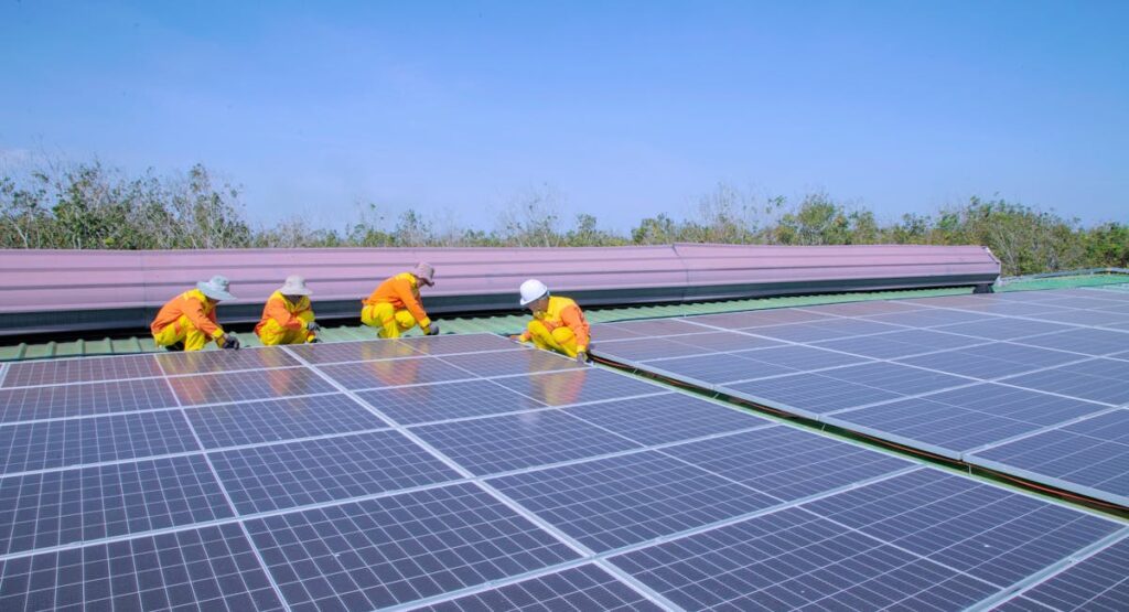 Installateur professionnel posant des panneaux solaires photovoltaïques sur toiture