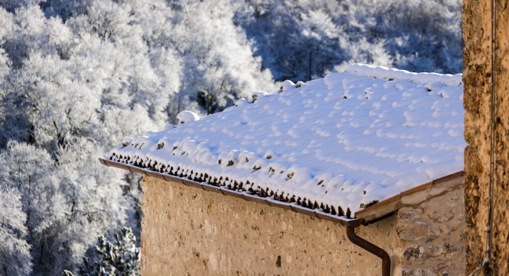 Panneau solaire Voltamax 400W recouvert de neige en hiver sur toiture inclinée
