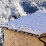 Panneau solaire Voltamax 400W recouvert de neige en hiver sur toiture inclinée