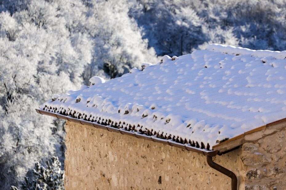 Panneau solaire Voltamax 400W recouvert de neige en hiver sur toiture inclinée