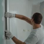 Fenêtre aluminium sur mesure posée sur façade de maison rénovée en France