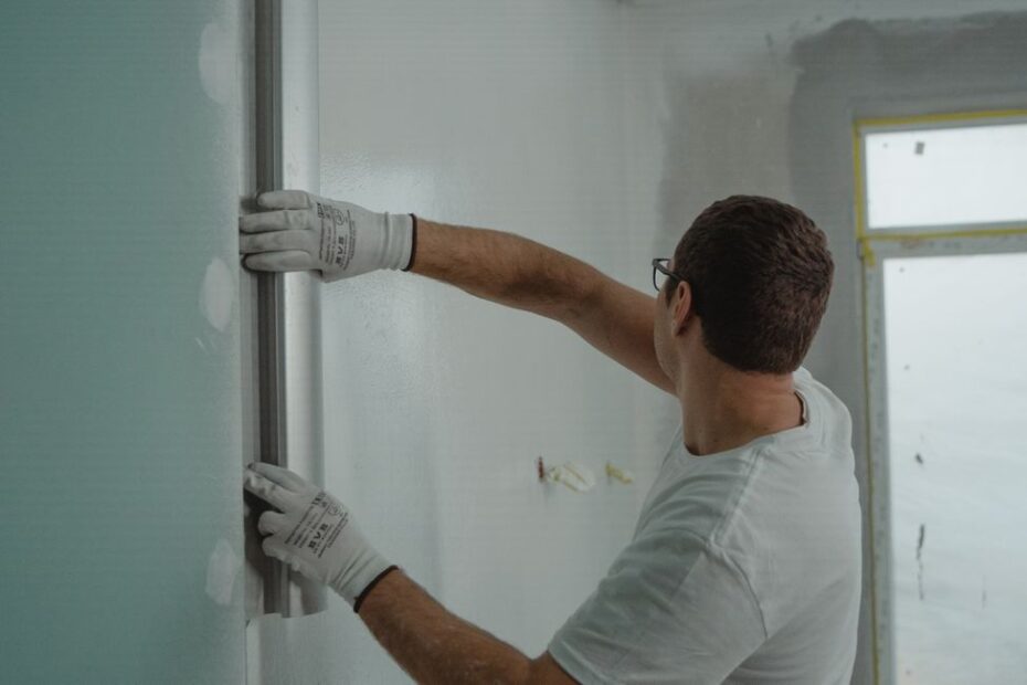 Fenêtre aluminium sur mesure posée sur façade de maison rénovée en France
