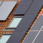Technicien installant des panneaux solaires photovoltaïques sur toiture résidentielle ensoleillée