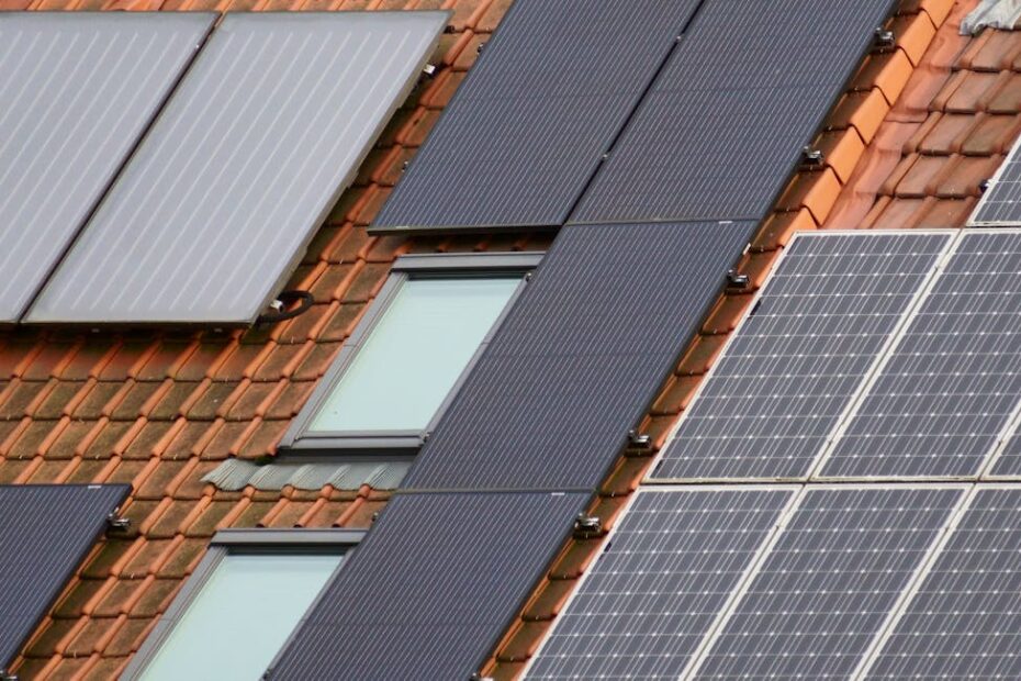 Technicien installant des panneaux solaires photovoltaïques sur toiture résidentielle ensoleillée