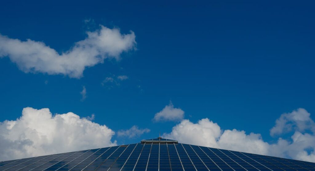 Installation de panneaux thermiques solaires sur toiture inclinée maison individuelle