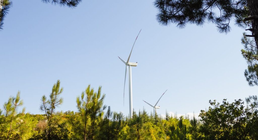 Panneaux solaires et éolienne sur fond de paysage rural français ensoleillé