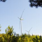 Panneaux solaires et éolienne sur fond de paysage rural français ensoleillé