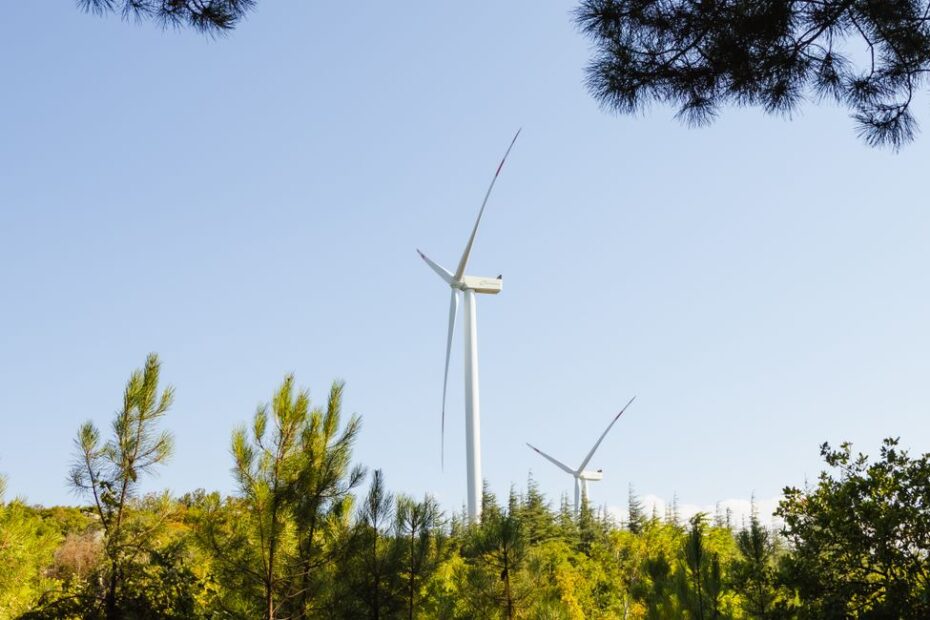 Panneaux solaires et éolienne sur fond de paysage rural français ensoleillé