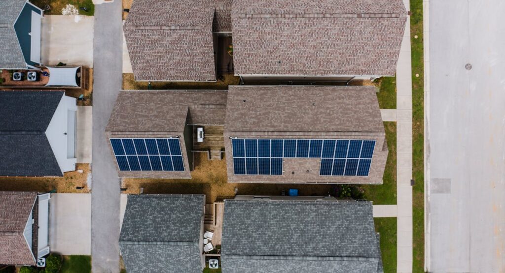 Panneaux solaires sur toit de maison individuelle avec batterie de stockage lithium en garage