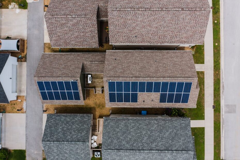 Panneaux solaires sur toit de maison individuelle avec batterie de stockage lithium en garage