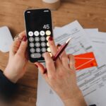 Formulaire administratif posé sur une table avec une facture d'électricité et un stylo