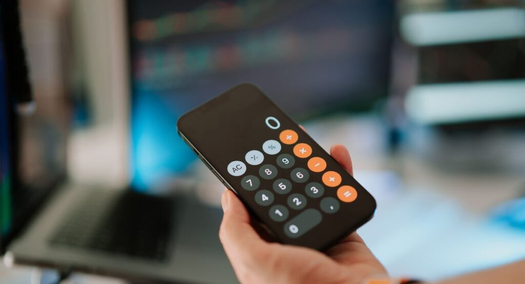 Personne consultant un calculateur d'empreinte carbone sur ordinateur portable