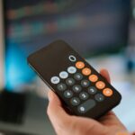 Personne consultant un calculateur d'empreinte carbone sur ordinateur portable