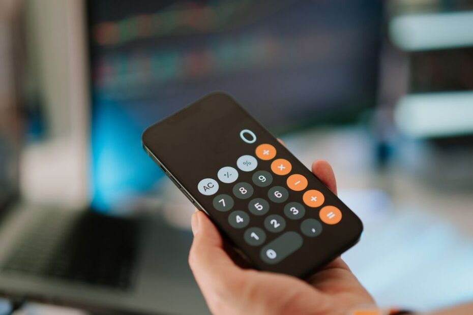 Personne consultant un calculateur d'empreinte carbone sur ordinateur portable