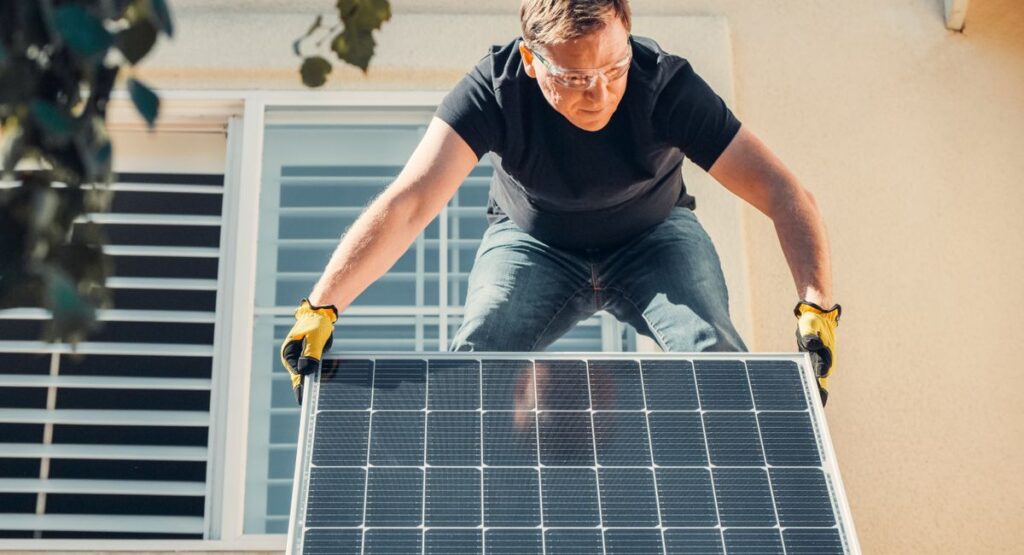 Capteurs solaires thermiques sur toiture inclinée avec ballon de stockage visible