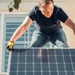 Capteurs solaires thermiques sur toiture inclinée avec ballon de stockage visible