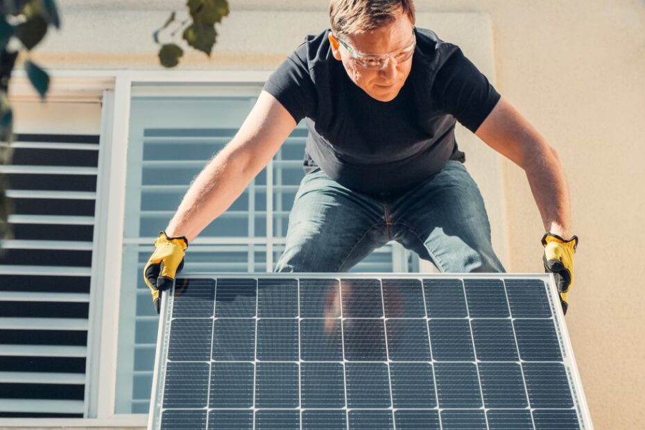 Capteurs solaires thermiques sur toiture inclinée avec ballon de stockage visible