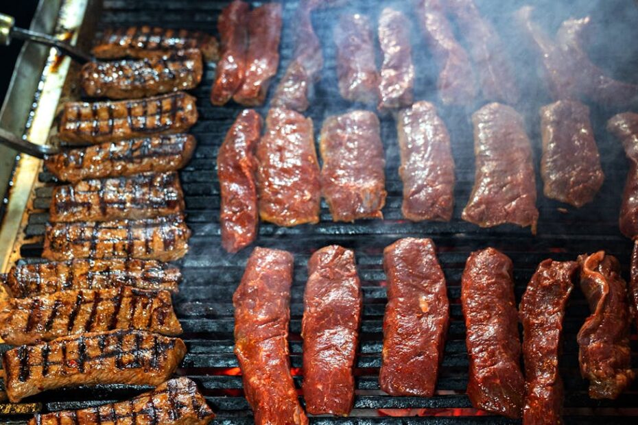 Bouteille de propane orange sur terrasse extérieure avec barbecue gaz allumé