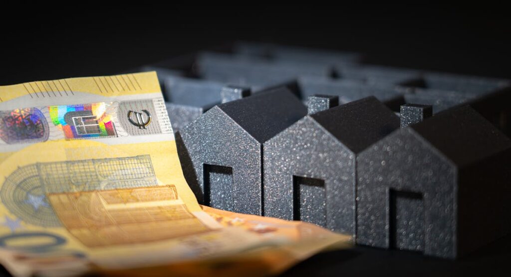 Étiquette DPE énergie et climat affichée sur façade d'un logement rénové