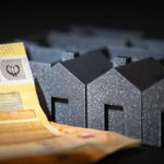 Étiquette DPE énergie et climat affichée sur façade d'un logement rénové