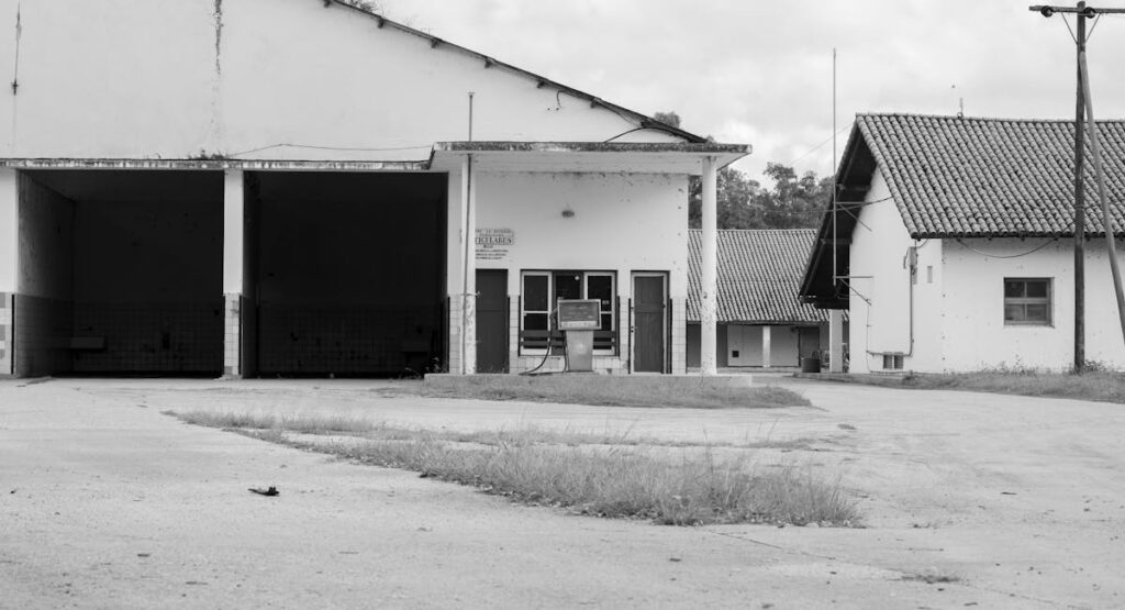 Bouteilles de gaz butane propane alignées devant un supermarché carrefour