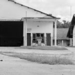 Bouteilles de gaz butane propane alignées devant un supermarché carrefour