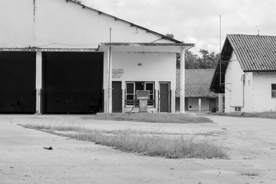 Bouteilles de gaz butane propane alignées devant un supermarché carrefour