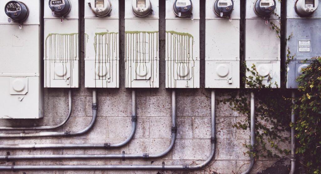 Compteur de gaz naturel dans un appartement français, facture énergie posée dessus