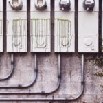 Compteur de gaz naturel dans un appartement français, facture énergie posée dessus