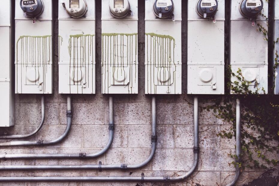 Compteur de gaz naturel dans un appartement français, facture énergie posée dessus