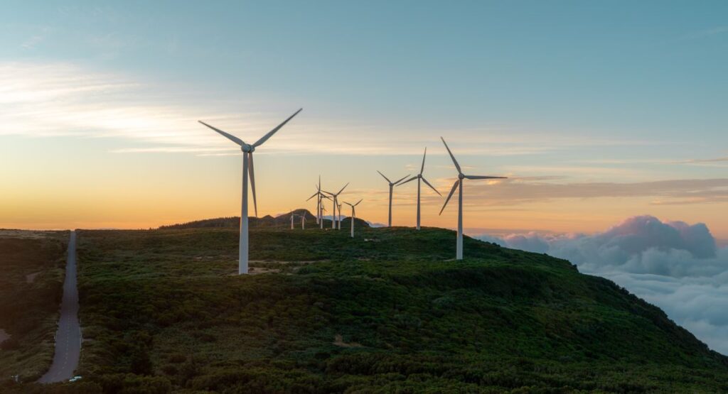 Panneaux solaires et éoliennes dans un paysage français sous ciel nuageux