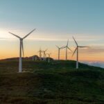 Panneaux solaires et éoliennes dans un paysage français sous ciel nuageux