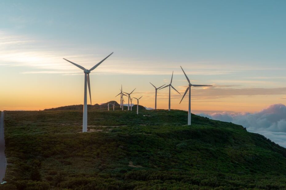 Panneaux solaires et éoliennes dans un paysage français sous ciel nuageux