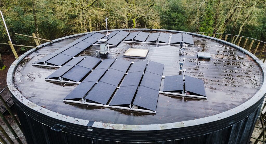 Capteurs solaires thermiques installés sur toiture inclinée maison individuelle
