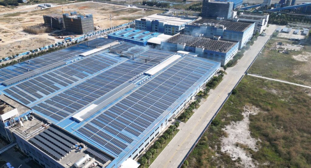 Technicien installant des panneaux solaires photovoltaïques sur toiture résidentielle ensoleillée